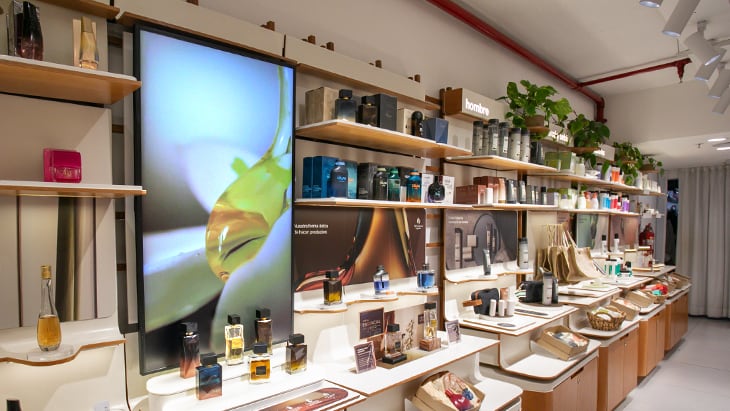 Natura uses Dex Manager to centralize the management of digital campaigns on video walls and screens in its stores.